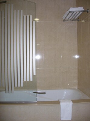 Bidet, towels, shampoo, toilet paper - Hotel Arteixo (Arteixo)