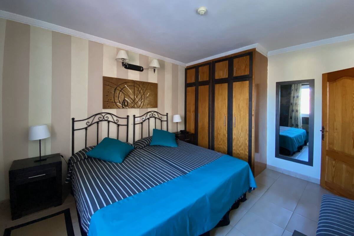 Caja de seguridad en la habitación y escritorio