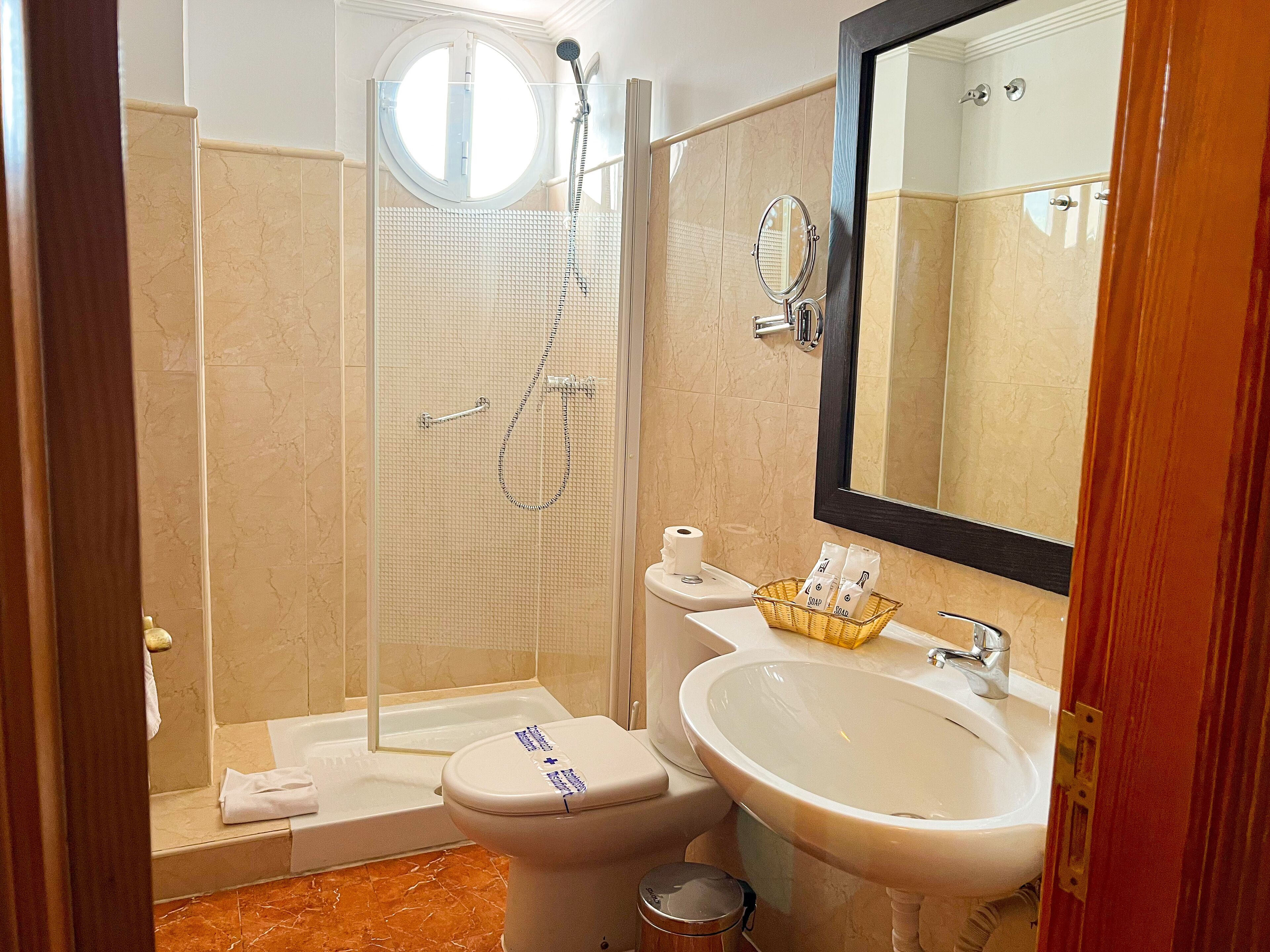 shower, free toiletries, hair dryer, towels