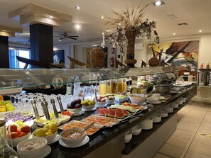 Un bufé con diversos alimentos y utensilios.
