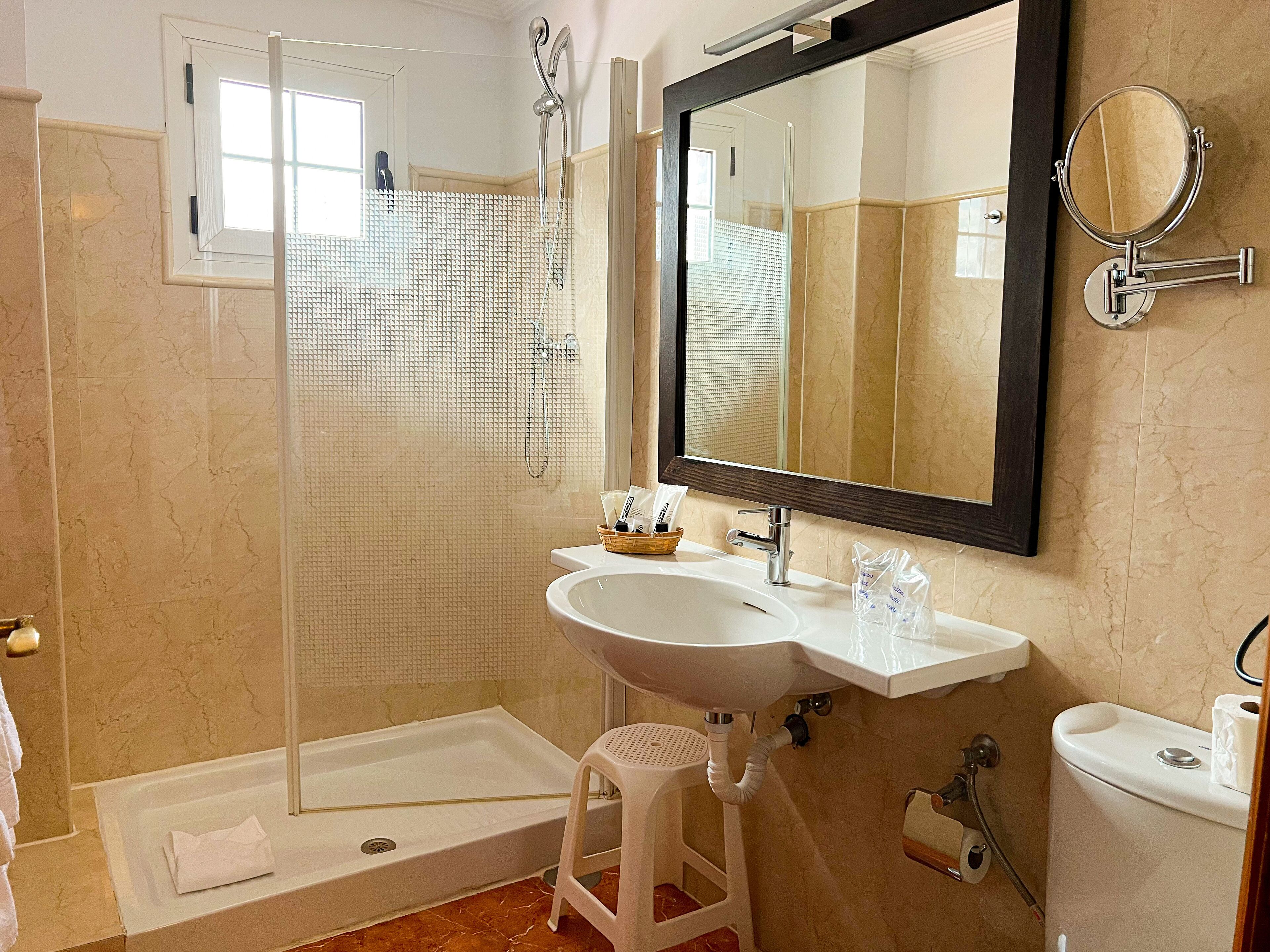 double room | bathroom | shower, free toiletries, hair dryer, towels