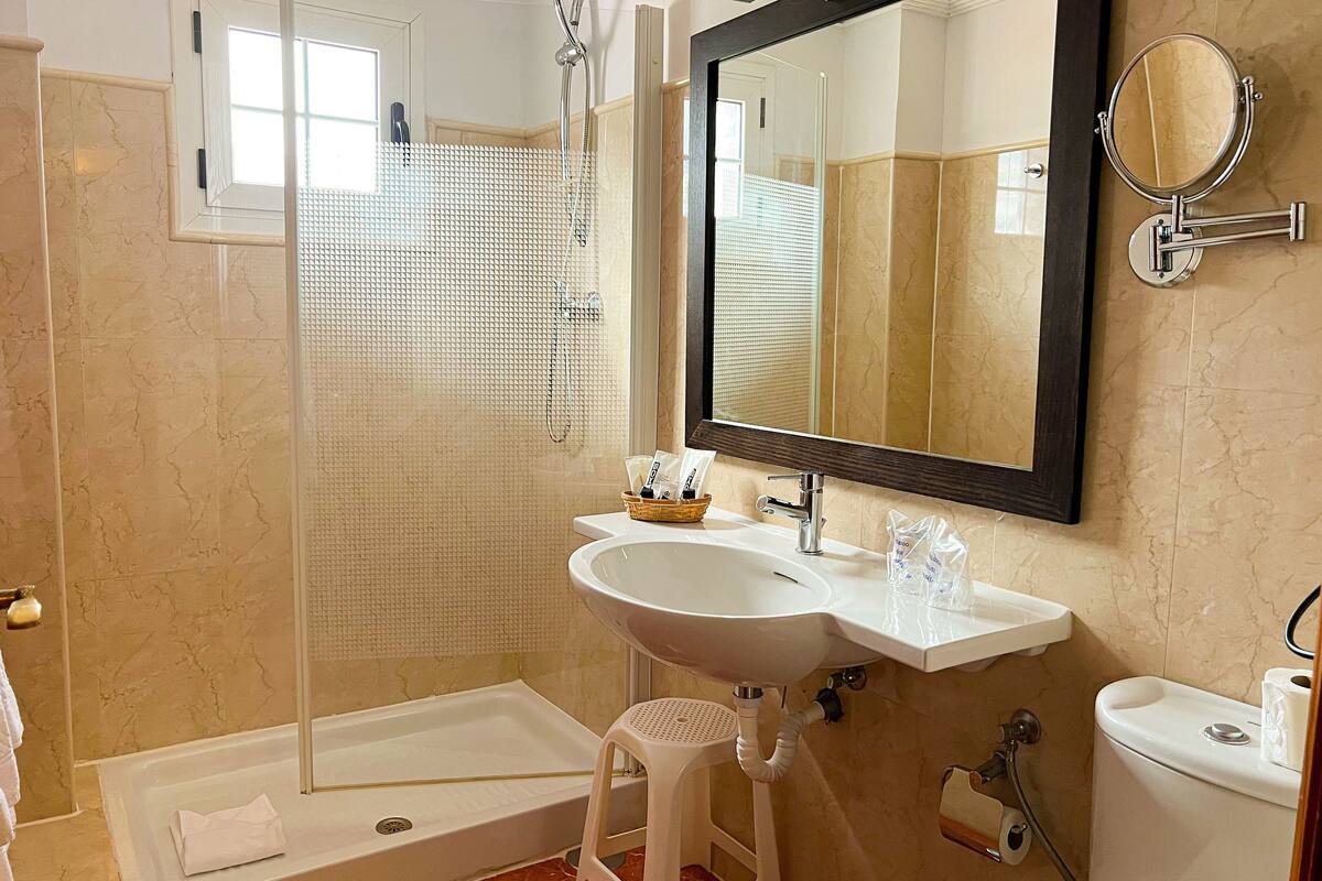 double room | bathroom | shower, free toiletries, hair dryer, towels