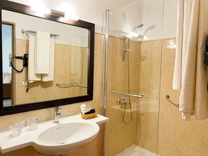 Shower, perlengkapan mandi gratis, pengering rambut, dan handuk