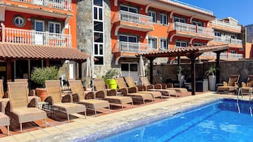 AuĂenpool, Sonnenschirme, LiegestĂŒhle