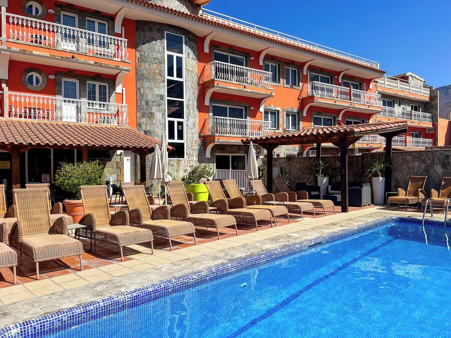 Utendørsbasseng, bassengparasoller og solsenger