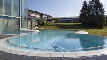 Piscine couverte, piscine extérieure, chaises longues