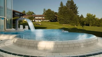 Kolam renang indoor dan kolam renang outdoor, dengan kursi berjemur