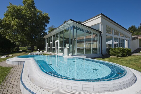 Piscine couverte, piscine extérieure, chaises longues