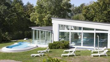 Innenpool, Außenpool, Liegestühle