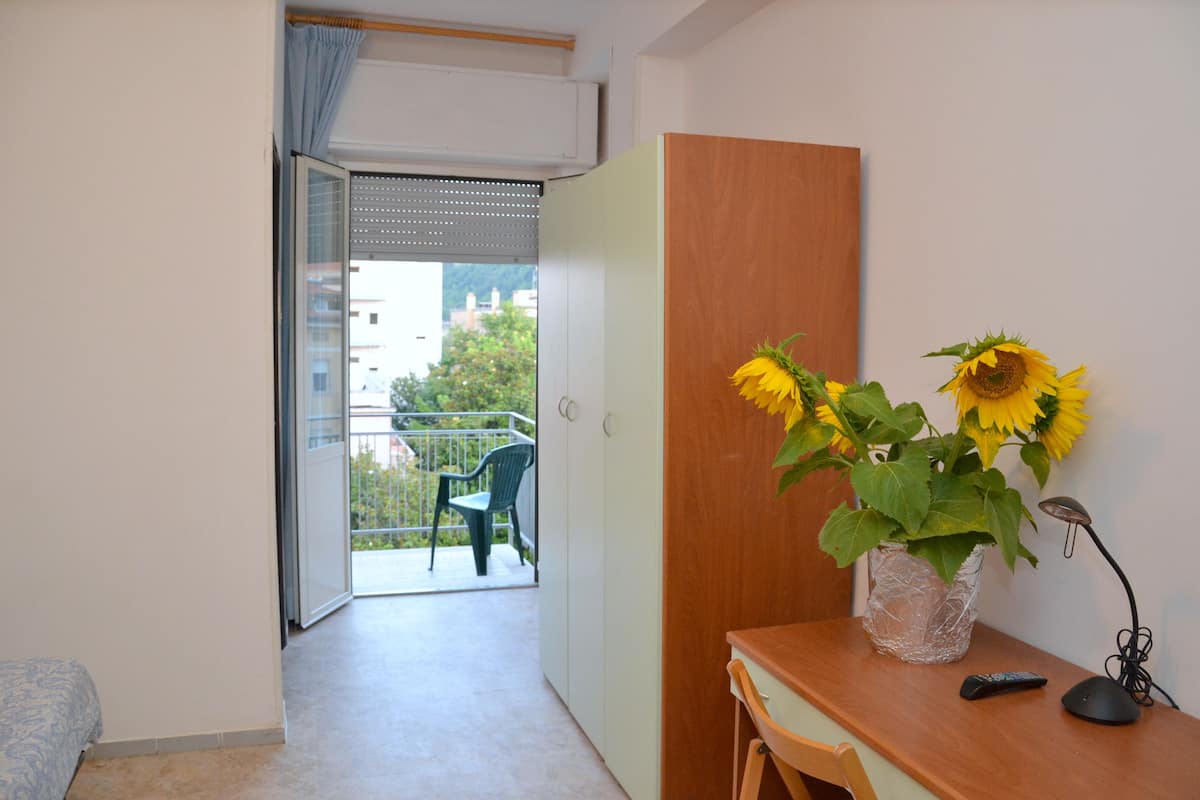 Triple Room | In-room safe, desk, rollaway beds, free WiFi
