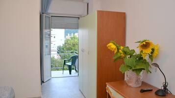 Habitación triple | Caja fuerte, escritorio, camas supletorias y wifi gratis