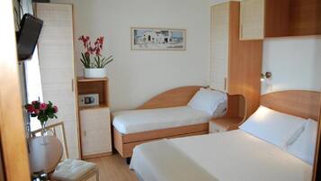 Een kluis op de kamer, een bureau, extra bedden, gratis wifi