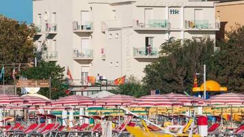 Ubicación cercana a la playa, cabañas de playa, tumbonas y sombrillas