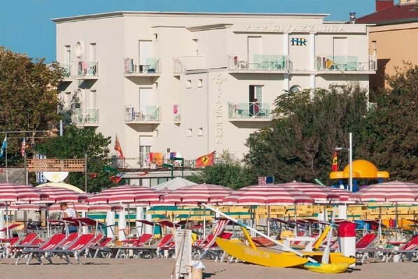 在海灘附近、小屋 (收費)、躺椅、太陽傘