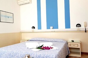 In-room safe, desk, rollaway beds, free WiFi - Hotel Rivazzurra (Pesaro)