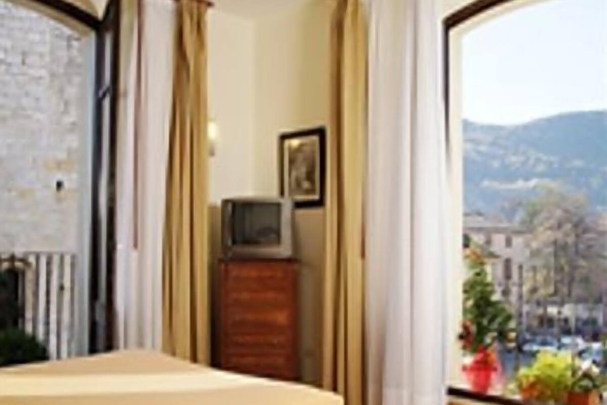 Desk, rollaway beds, WiFi