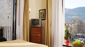 Junior tweepersoonskamer | Een bureau, extra bedden (toeslag), wifi