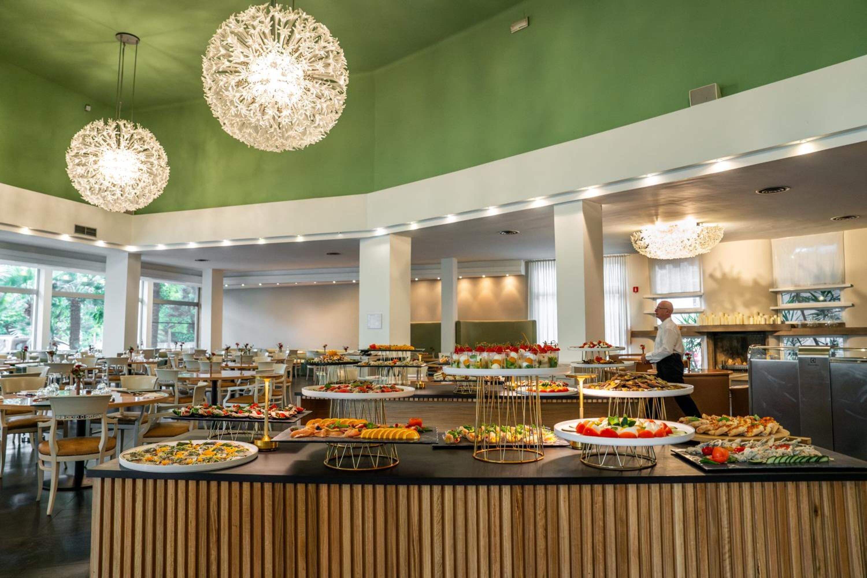 2 restaurants, lunch, dinner served; local cuisine