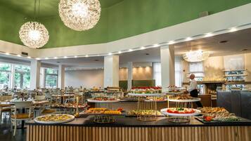 2 restaurants, lunch, dinner served; local cuisine