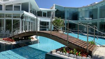 Sisäuima-allas ja 2 ulkouima-allasta avoinna 8.00–23.30, aurinkovarjoja