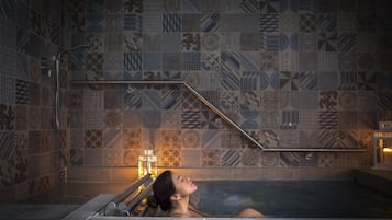 Couples treatment room(s), sauna, hot tub, steam room