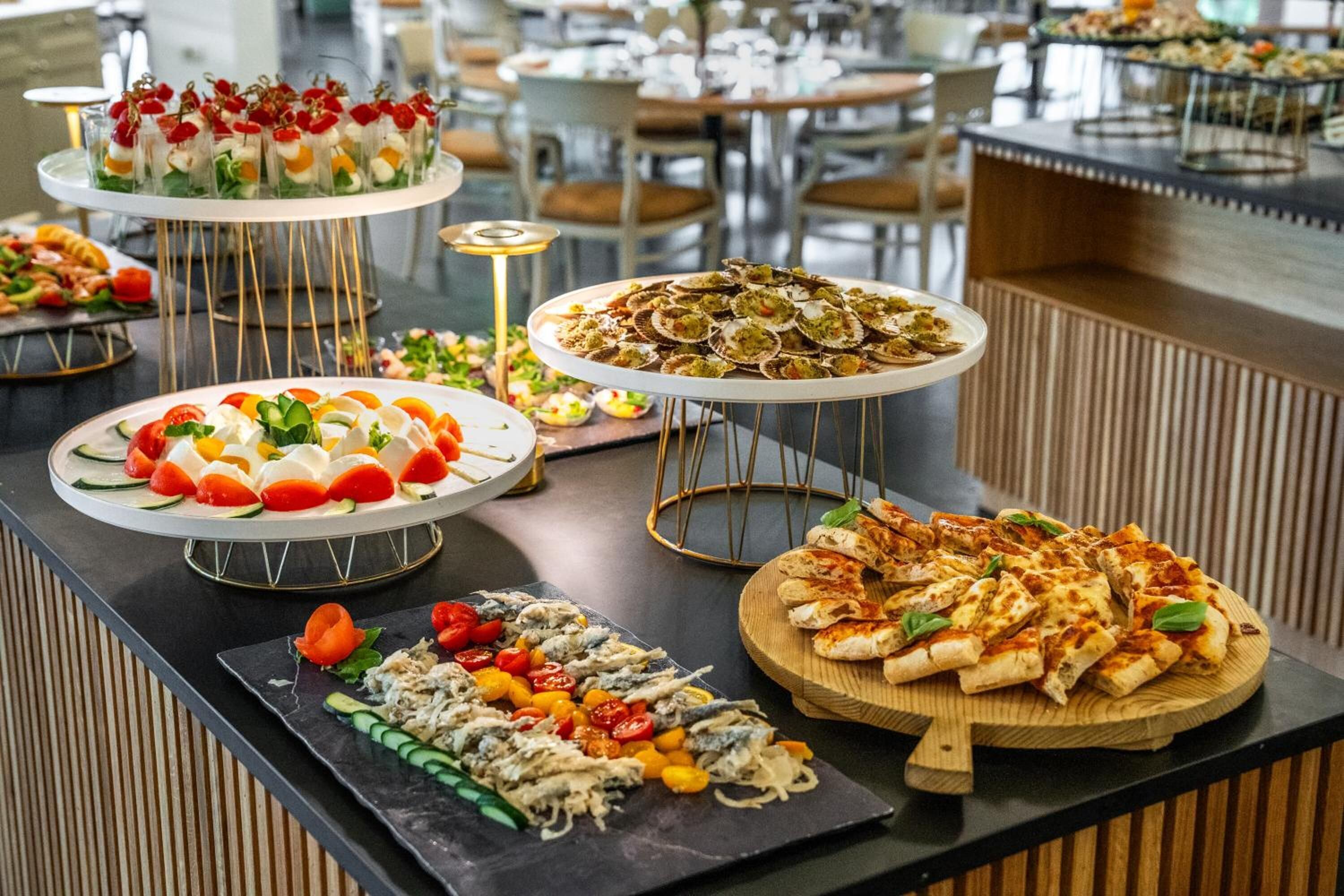 2 restaurants, lunch, dinner served; local cuisine