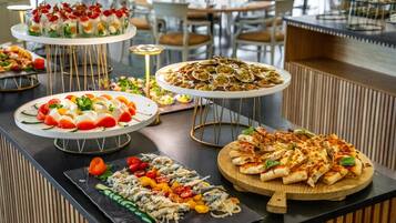 2 ravintolaa, joissa tarjoillaan lounas; paikallinen keittiö