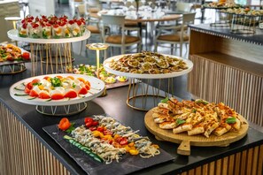 2 restaurants, serveren lunch, diner, lokale gerechten