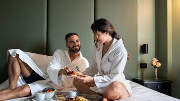 Minibaari, tallelokero huoneessa, työpöytä, ilmainen Wi-Fi