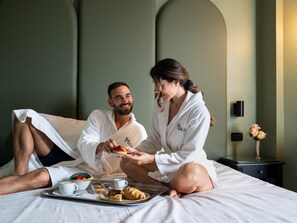 Een minibar, een kluis op de kamer, een bureau, gratis wifi