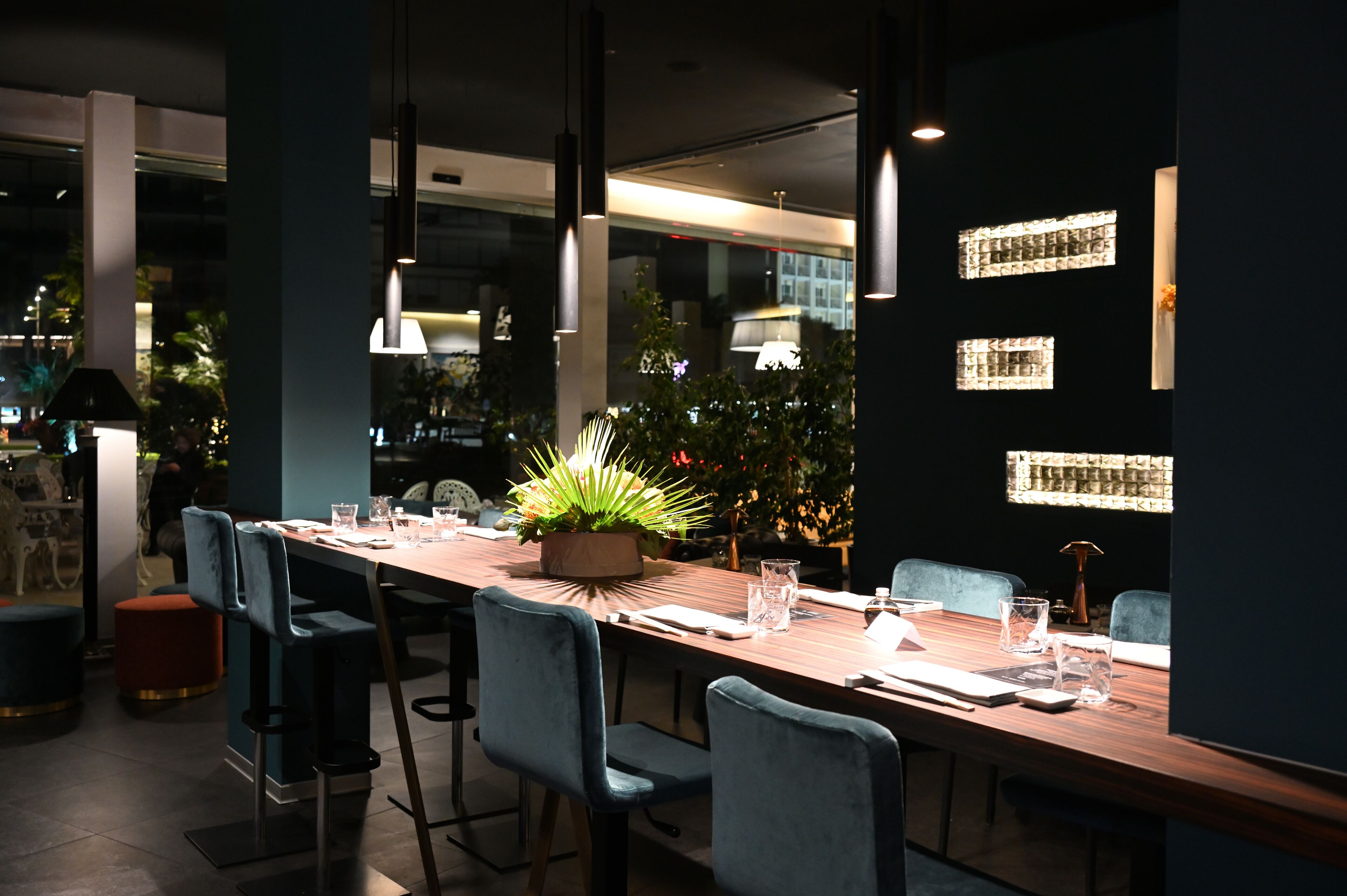 2 restaurants; lunch and dinner served