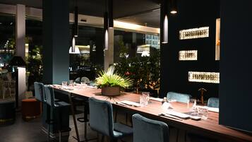 2 restaurants; lunch and dinner served