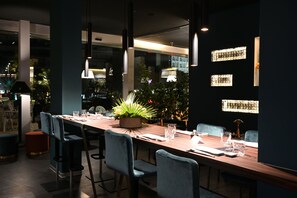 2 restaurants, lunch, dinner served; local cuisine