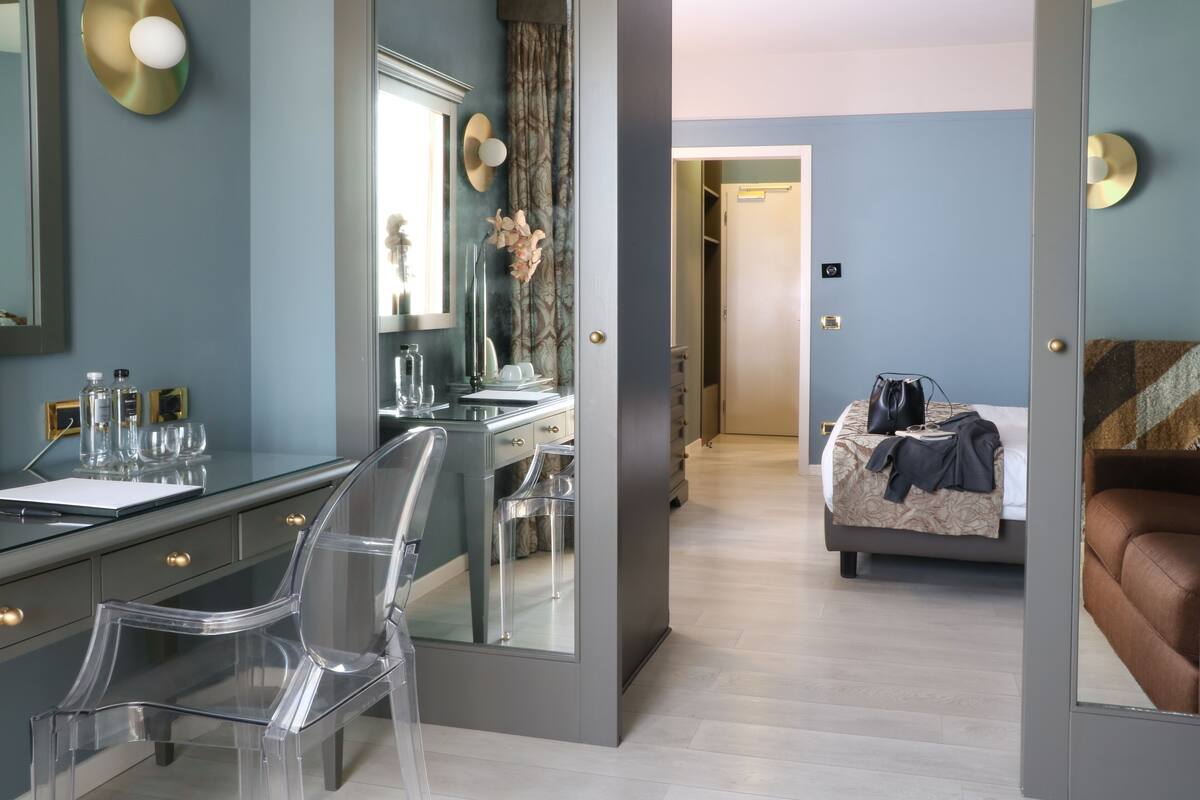 Junior Suite | Minibar, in-room safe, desk, WiFi (free)