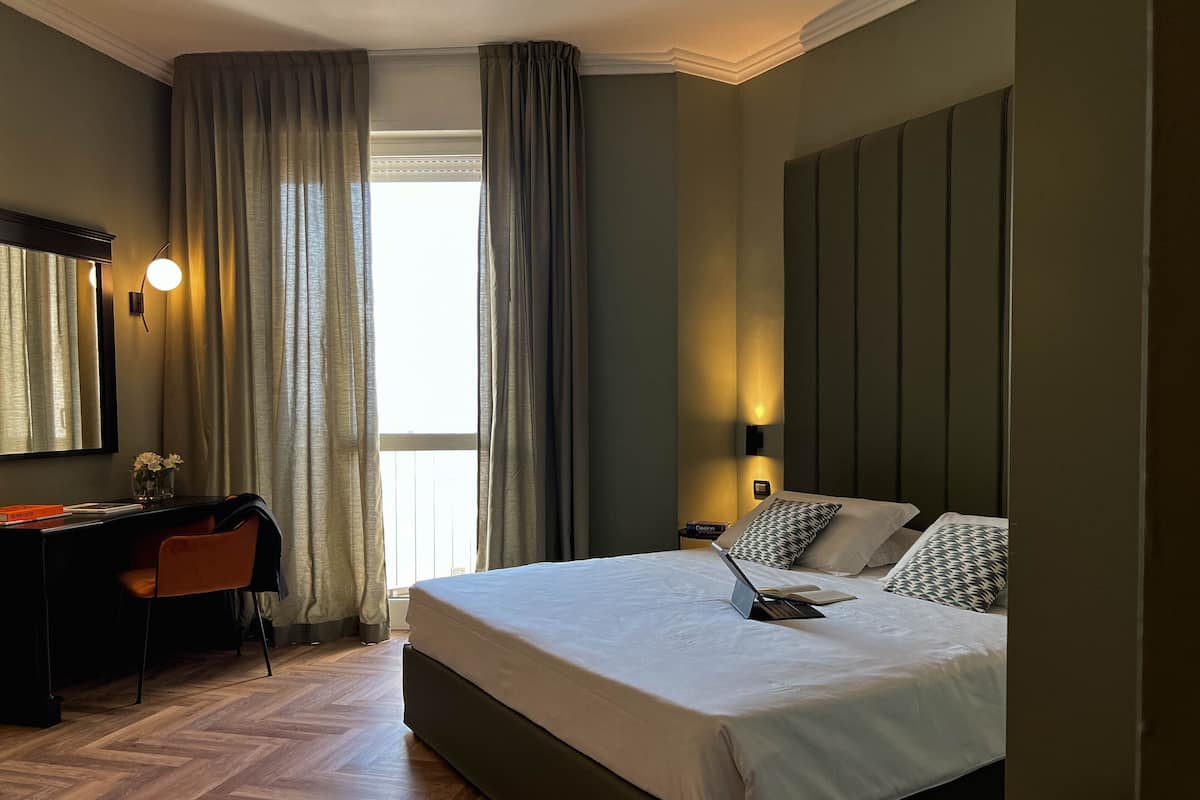 Minibar, in-room safe, desk, WiFi (free)