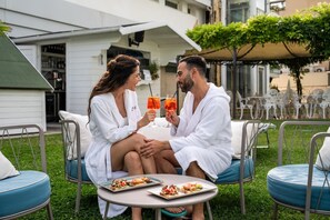 2 restaurants; lunch and dinner served  - Panoramic Hotel Plaza (Abano Terme)