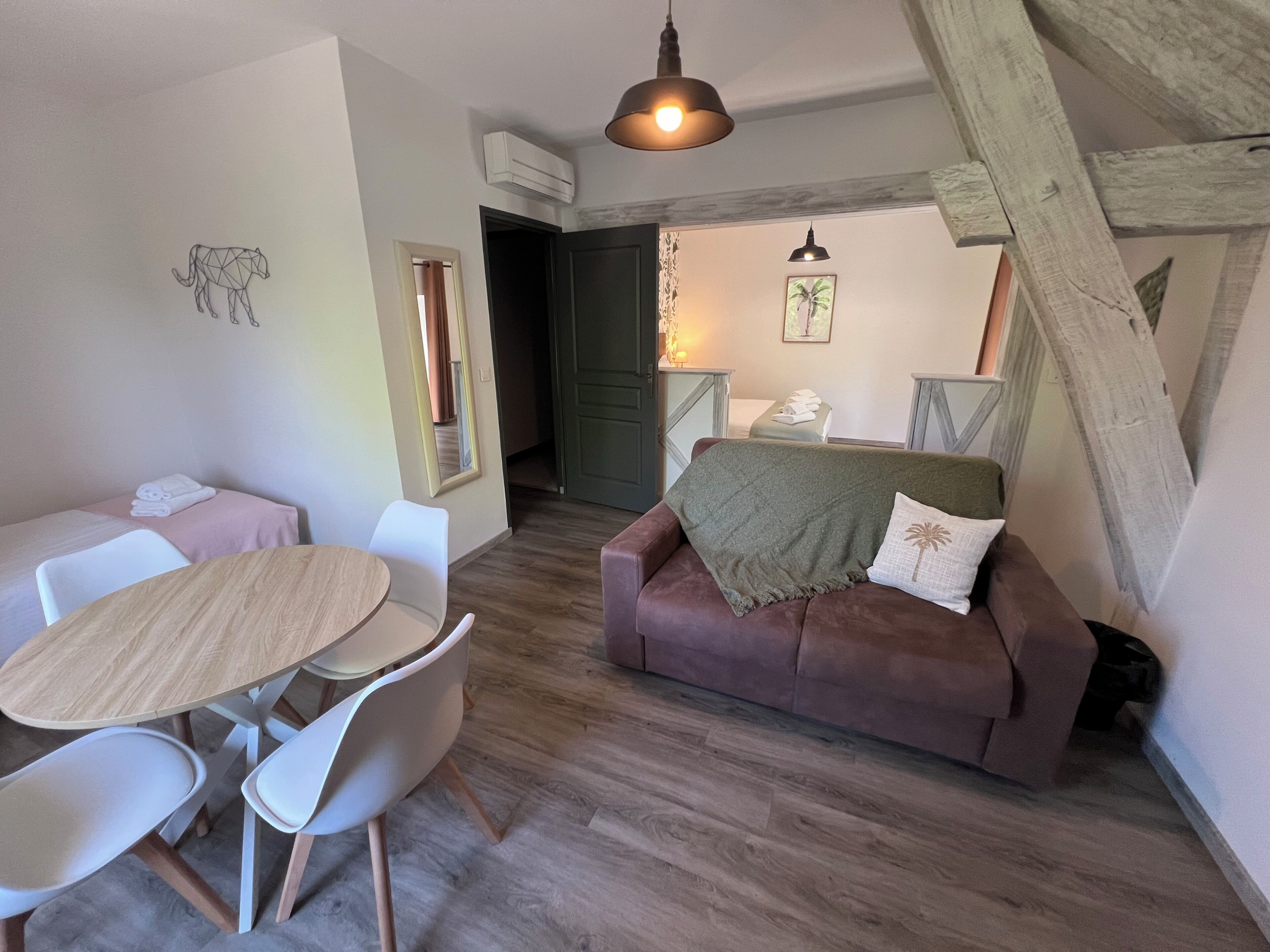 Bureau, rideaux occultants, chambres insonorisées