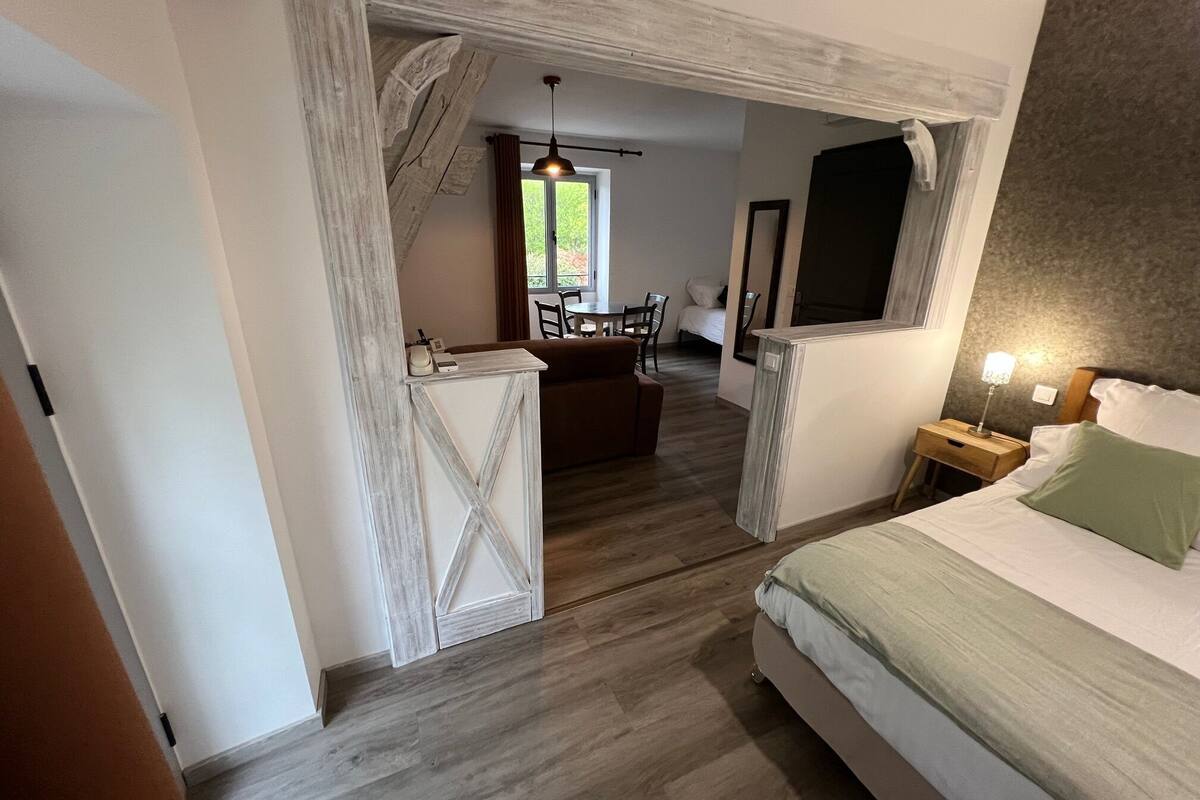 quadruple room | desk, blackout curtains, soundproofing, iron/ironing board