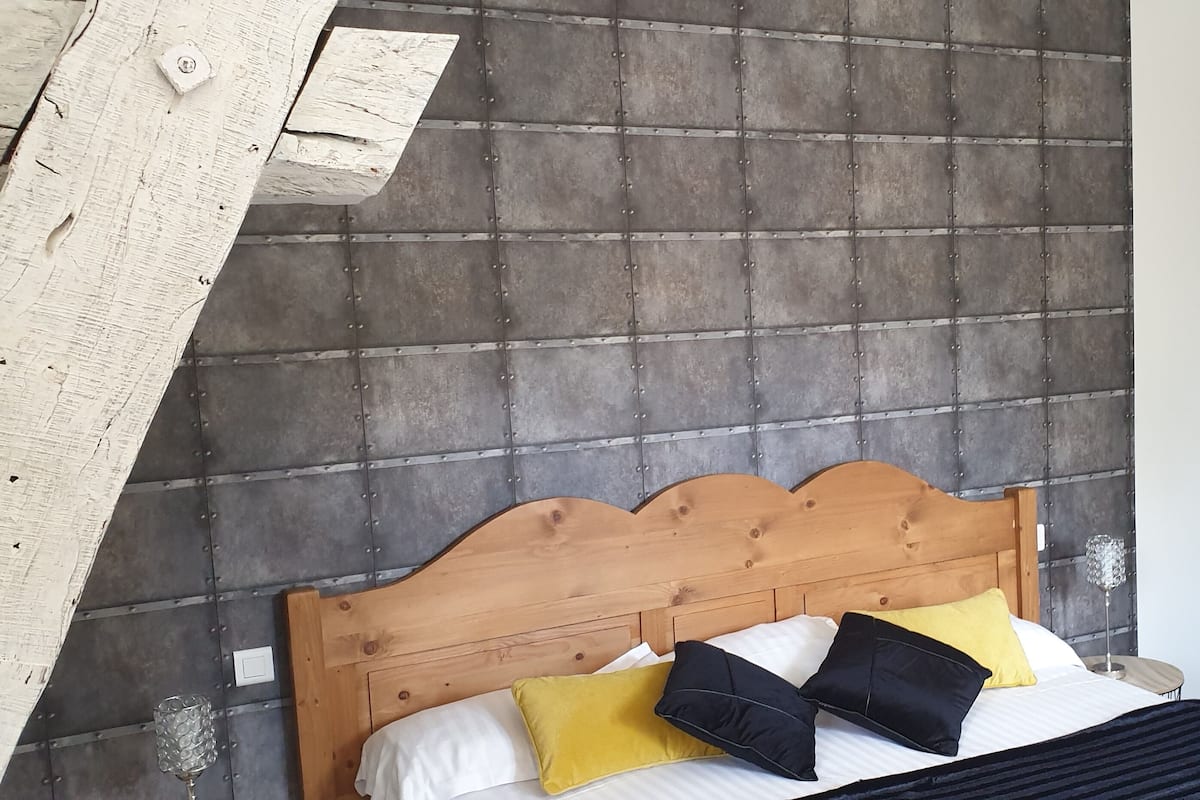 Driepersoonskamer | Een bureau, verduisterende gordijnen, geluiddichte muren