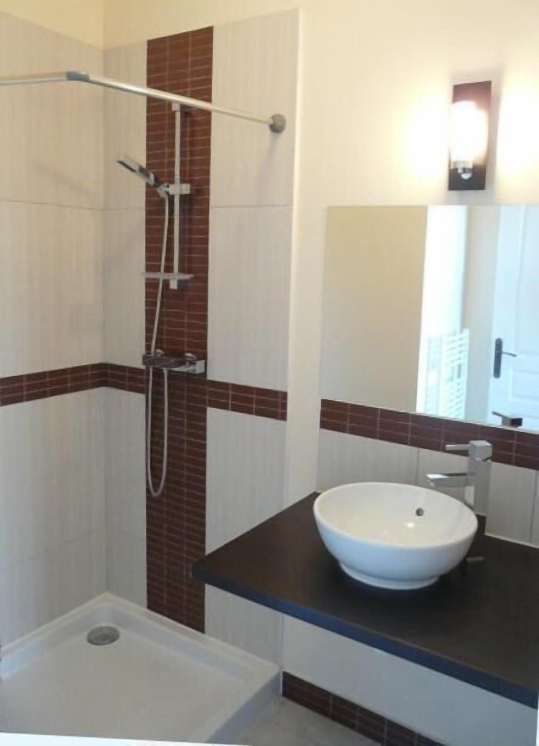 rainfall showerhead, hair dryer, towels