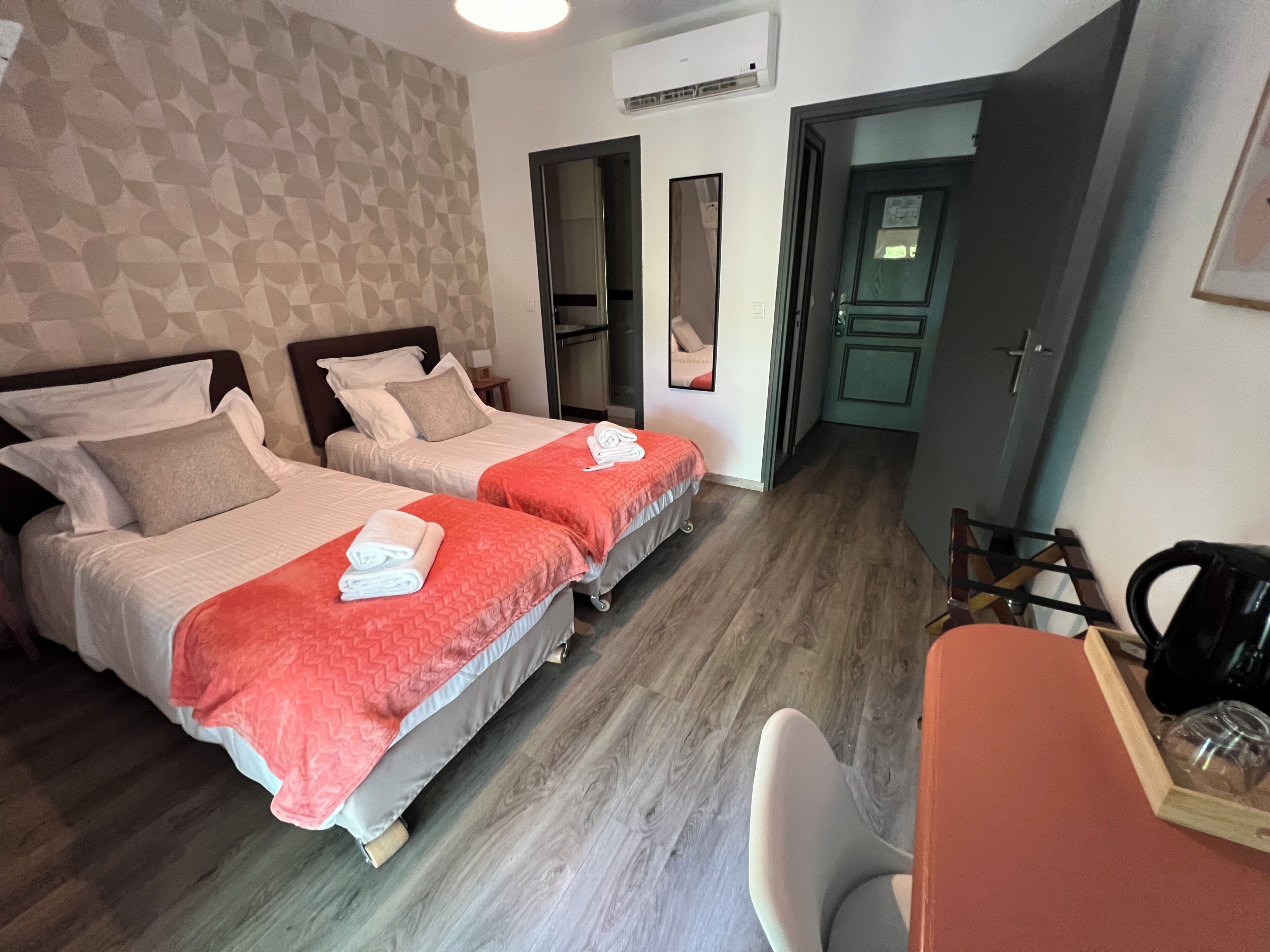 Kamar Twin | Meja kerja, tirai kedap cahaya, kedap suara, dan setrika/meja setrika