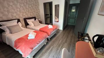 Kamar Twin | Meja kerja, tirai kedap cahaya, kedap suara, dan setrika/meja setrika