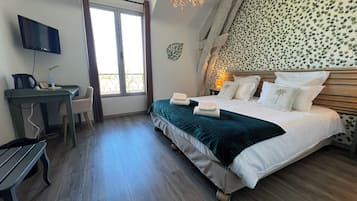 Comfort Double Room | Desk, blackout drapes, soundproofing, iron/ironing board (on request)
