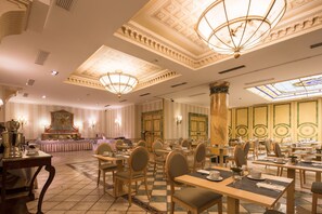 Interior - Exe Reina Isabel (Ávila)