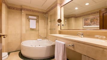 Un bany amb una banyera gran, un lavabo i un mirall.