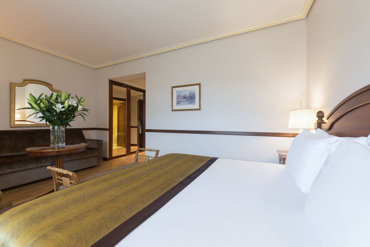 Minibar, in-room safe, laptop workspace, soundproofing