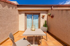 Triple Room | Terrace/patio - Exe Reina Isabel (Ávila)