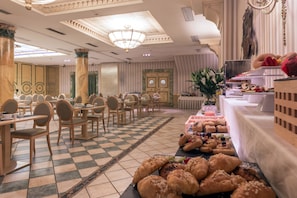 Daily buffet breakfast (EUR 13 per person) - Exe Reina Isabel (Ávila)