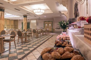 Desayuno buffet diario (EUR 13 por persona)