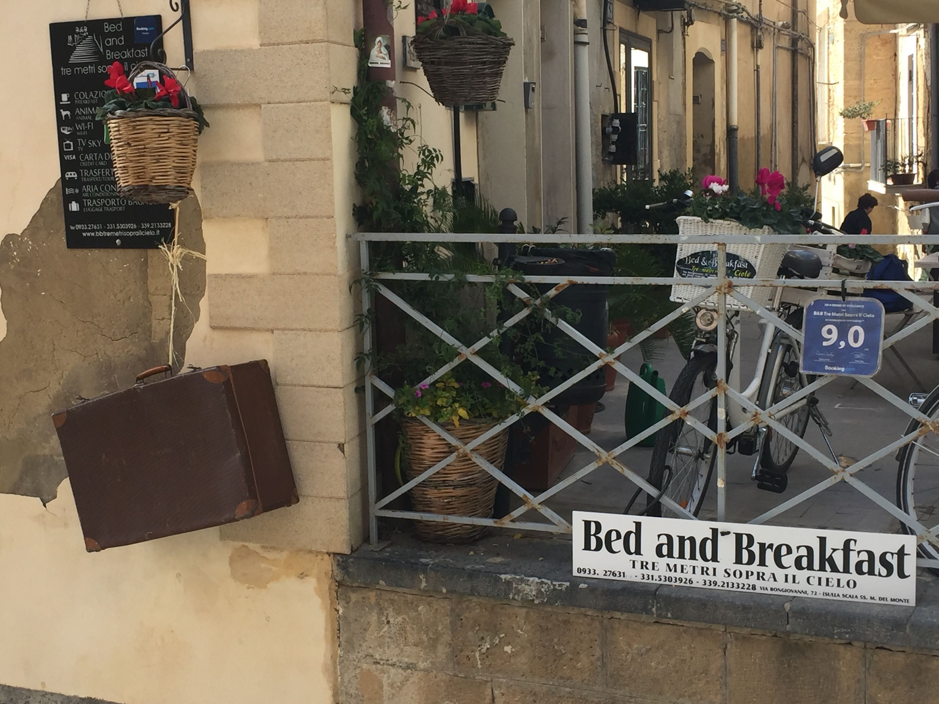 Segnaletica per un bed and breakfast, con numero di telefono e sito web.
